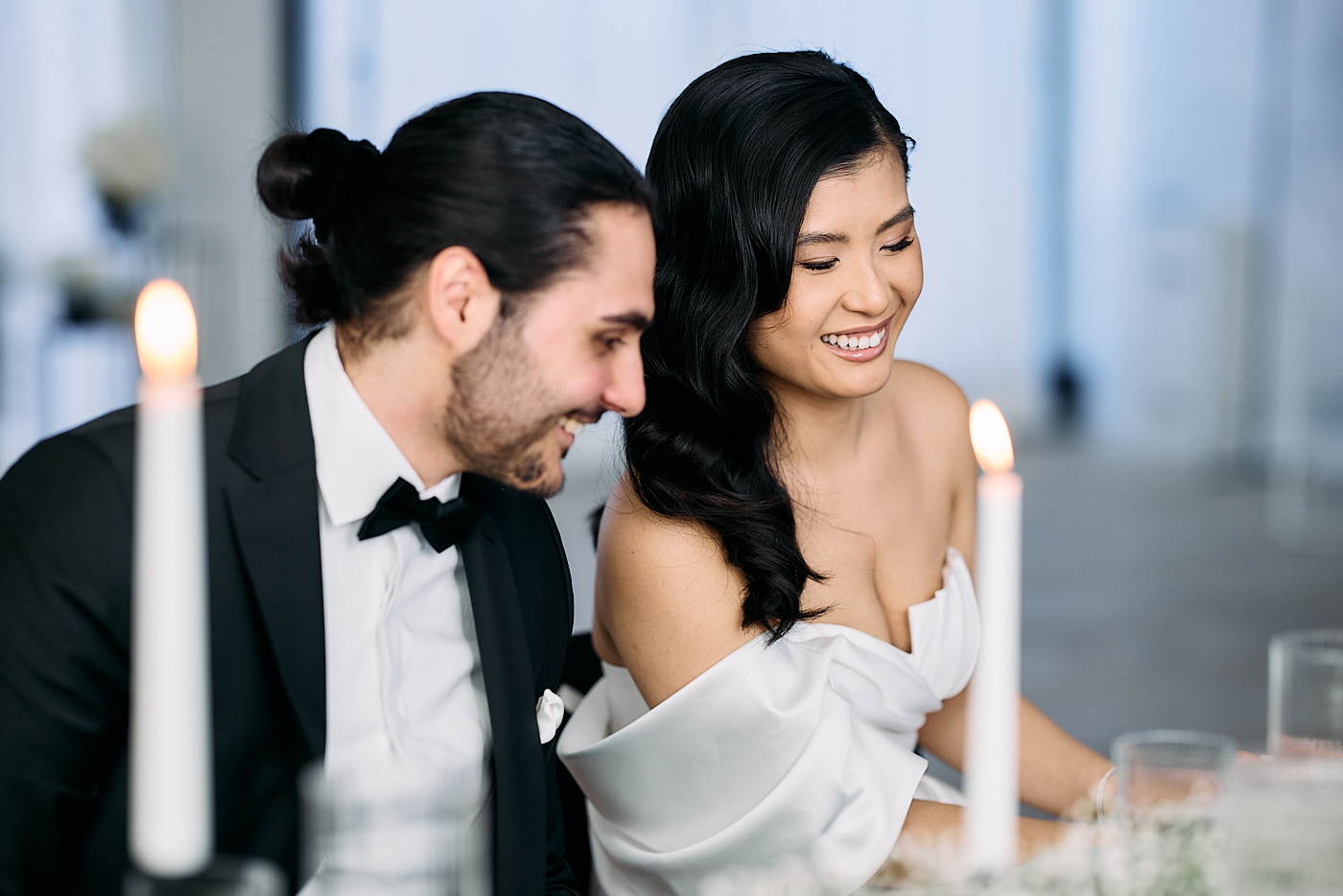 Fokusbild Brautpaar betrachtet Tischdekoration vom Winterhochzeitskonzept von Emma Weddings