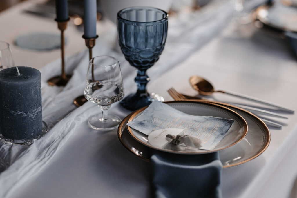 Tischdekoration im Fokus vom Winterhochzeitskonzept von Emma Weddings
