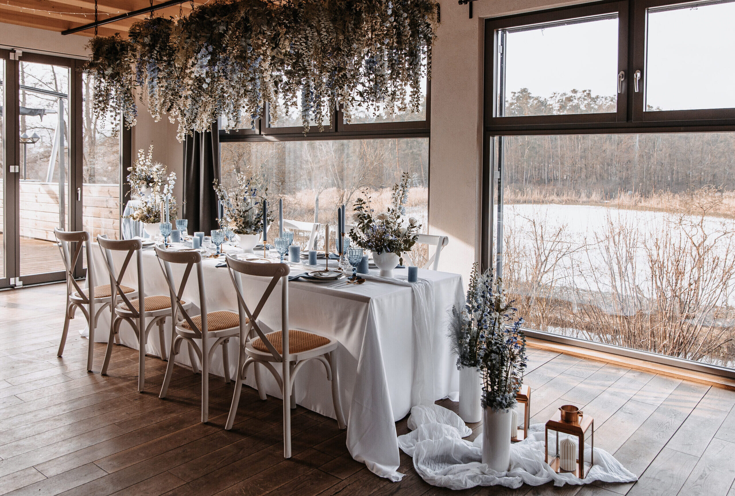 Gesamtbild Tischdekoration mit hanging flowers aus dem Winterhochzeitskonzept von Emma Weddings