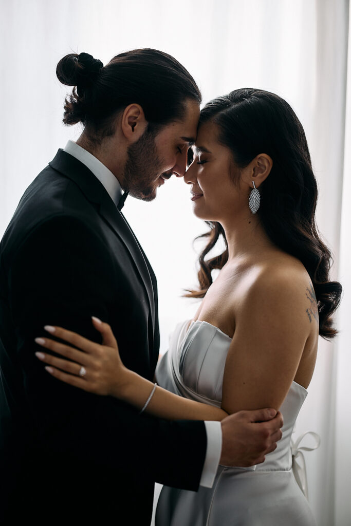 Brautpaar-Fotoshooting vom Paris-Luxus-Hochzeitskonzept in schwarz-weiß