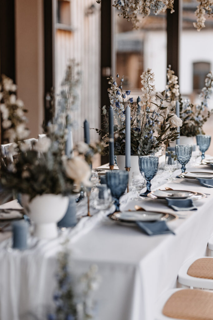 Tischdekoration mit hanging flowers aus dem Winterhochzeitskonzept von Emma Weddings
