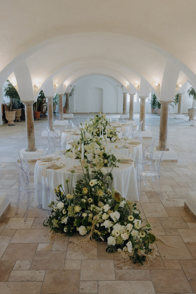 Hochzeitstafel mit Blumen - Hofgut Sickertshofen, Hochzeitsplanerin Emma Weddings