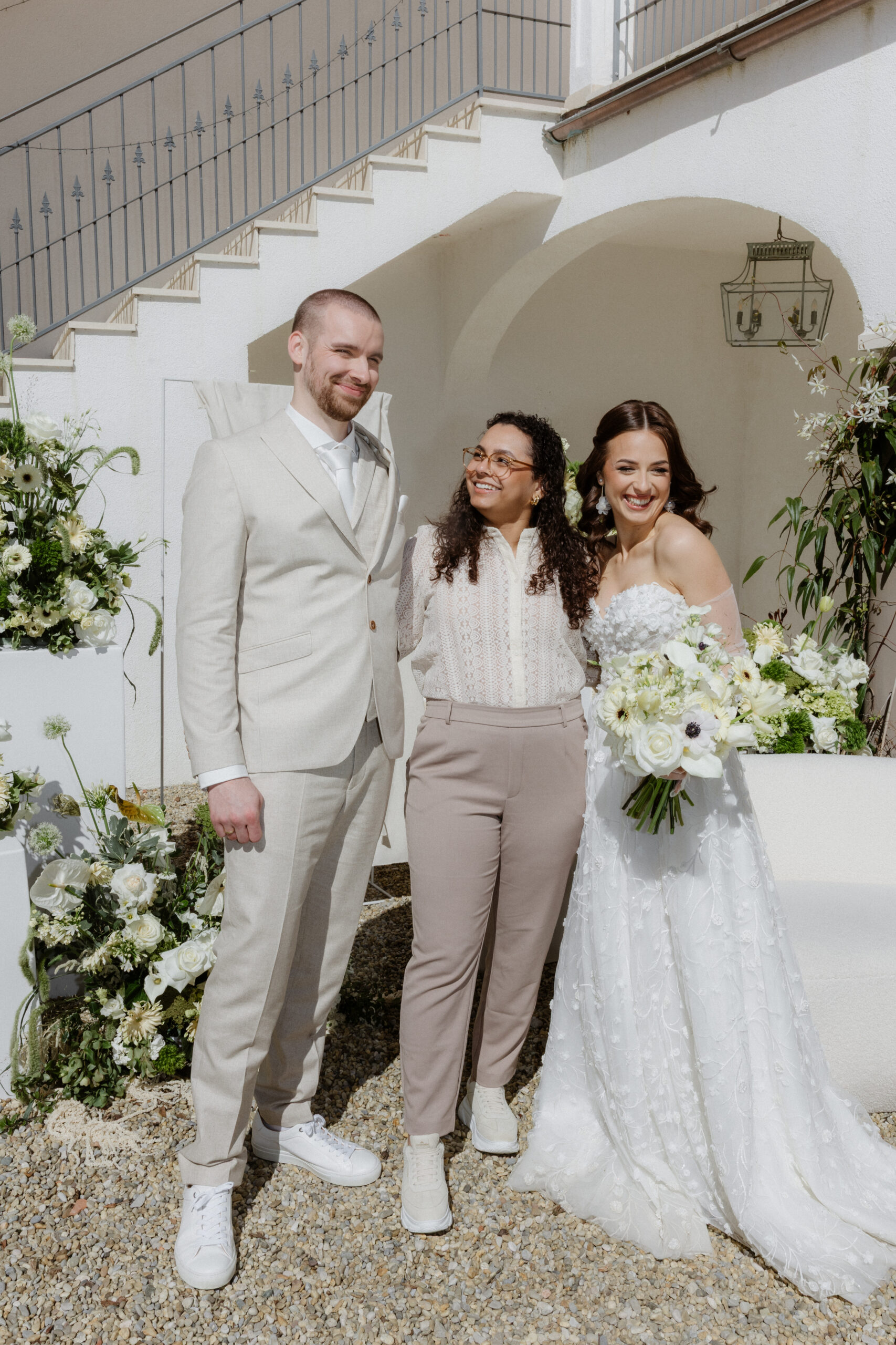 Hochzeitspaar mit Wedding Planner Emma Weddings - Stilvoll heiraten