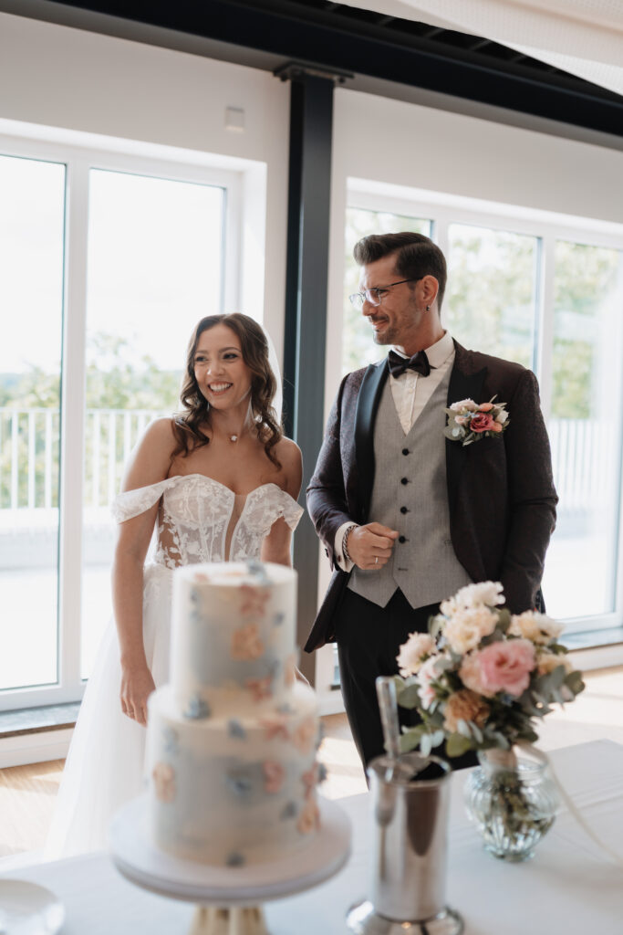 Brautpaar mit Hochzeitstorte, Hochzeit in Süddeutschland