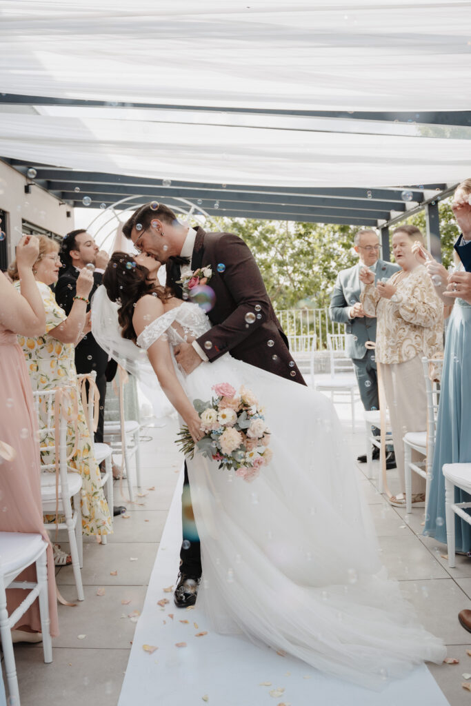 Brautpaar in einer Hochzeitslocation, Bayern