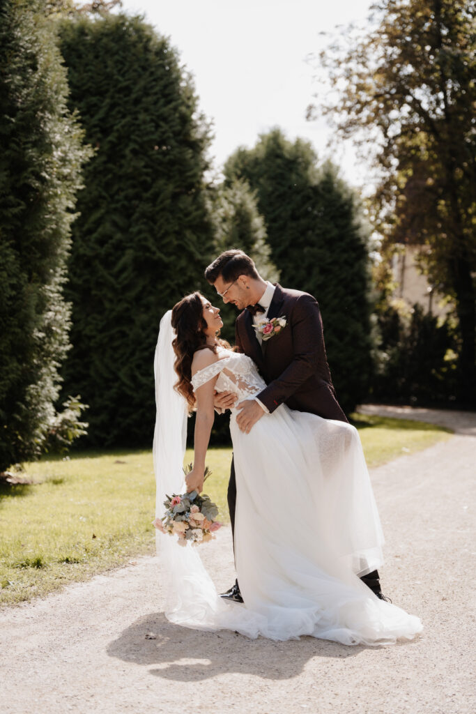 Brautpaar draußen in einer Hochzeitslocation