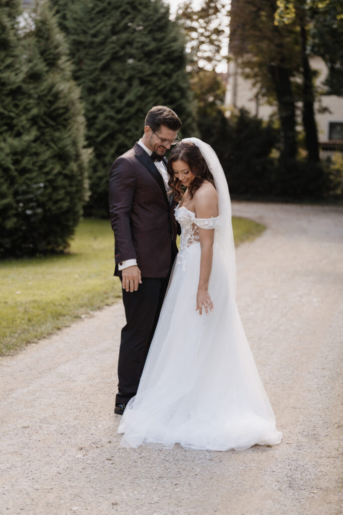 Schotterweg vor einer Hochzeitslocation in Bayern