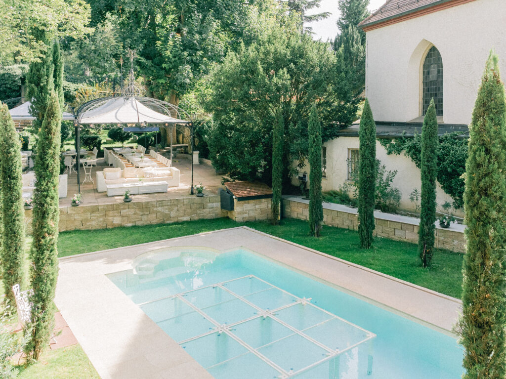 Hochzeitslocation Morrhof in der Pfalz mit einem Pool für den Empfang