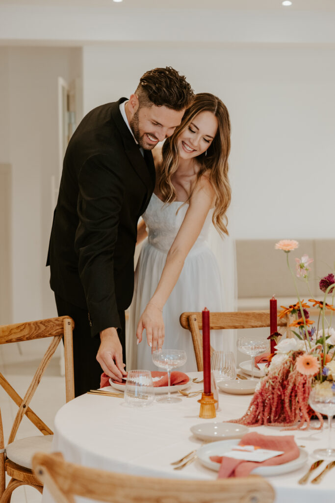 Brautpaar sieht sich die Papeterie der Hochzeit an