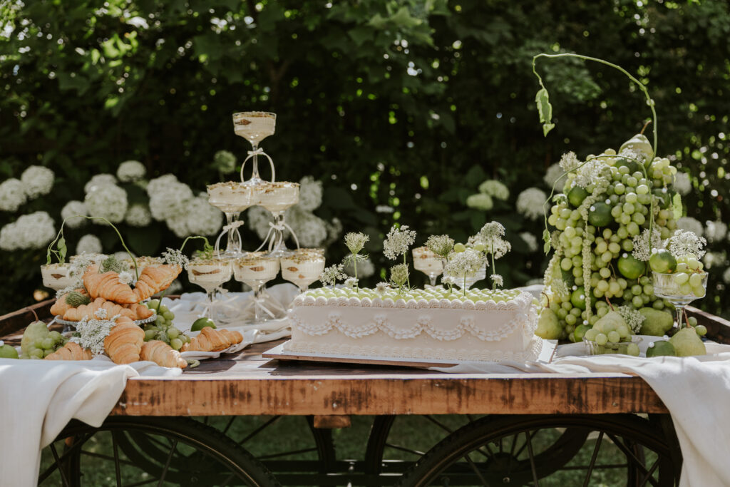 Hochzeitstorte luxuriös angerichtet 