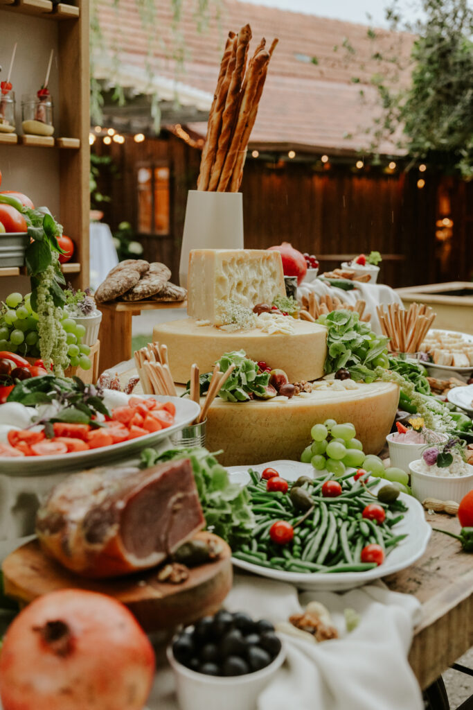Käse, Trauben und weiteres Fingerfood einer Hochzeit