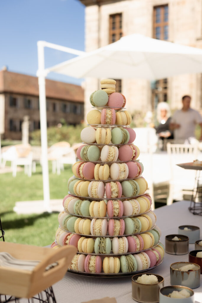 Schlosshochzeit in Süddeutschland, Schloss Hemhofen bei Nürnberg, Macaron Tower, Hochzeitsplanung Emma Weddings