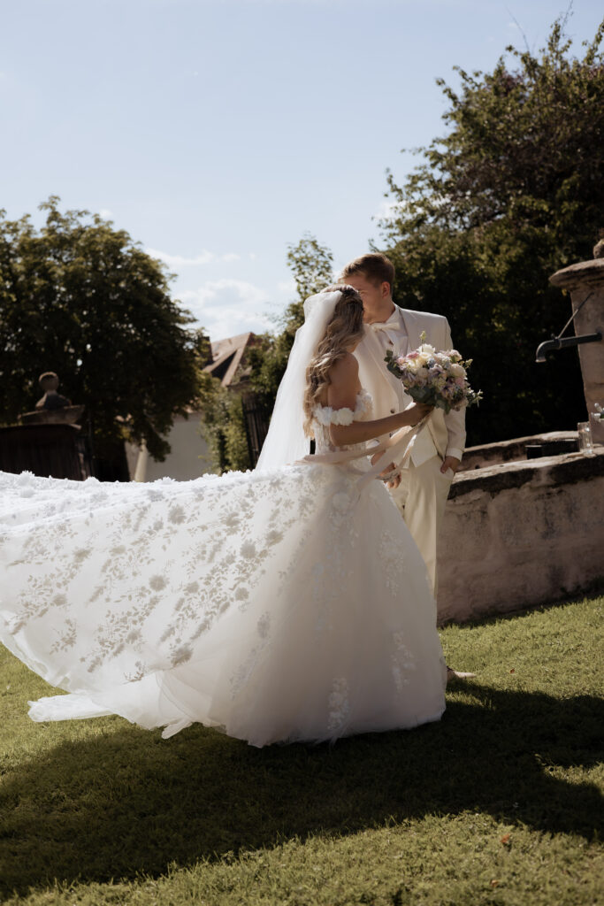 Schlosshochzeit mit modernem Hochzeitskonzept - persönliche Hochzei im Schloss Hemhofen